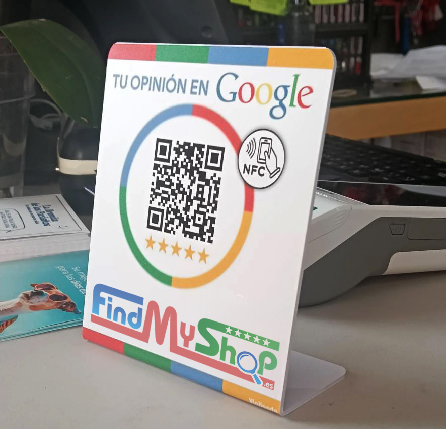 Stand físico de FindMyShop.es con QR y chip NFC, flotando en un entorno premium.